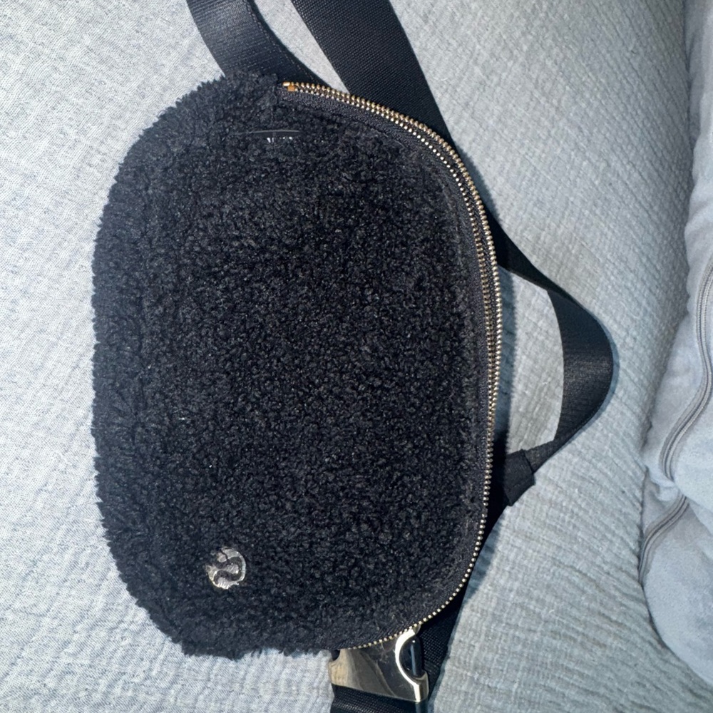 Black Lululemon Sherpa belt bag